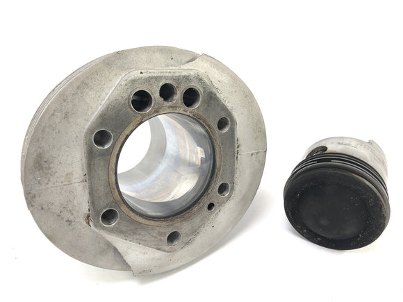 Moto Guzzi V7 Special [1971]  - 右側にピストンが付いたシリンダー