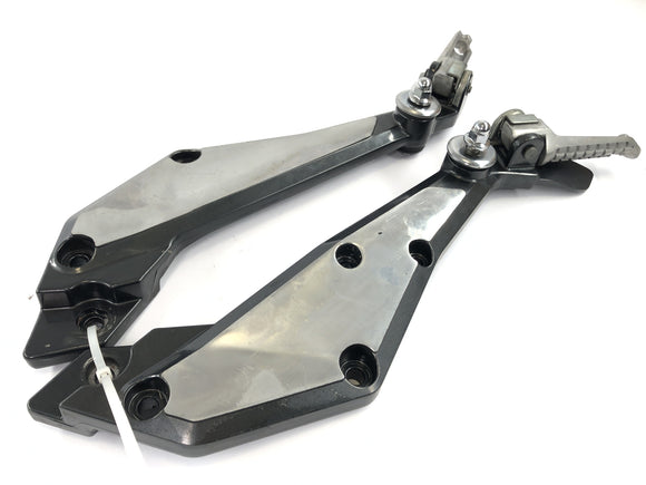 川崎GPZ 1100 ZXT10E [1997]  - 右と左のソシアのラストホルダーとフットレスト