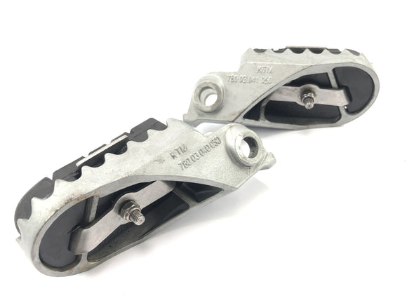 KTM 1050アドベンチャー[2017]  - 左右のフットレストを運転するフットレスト