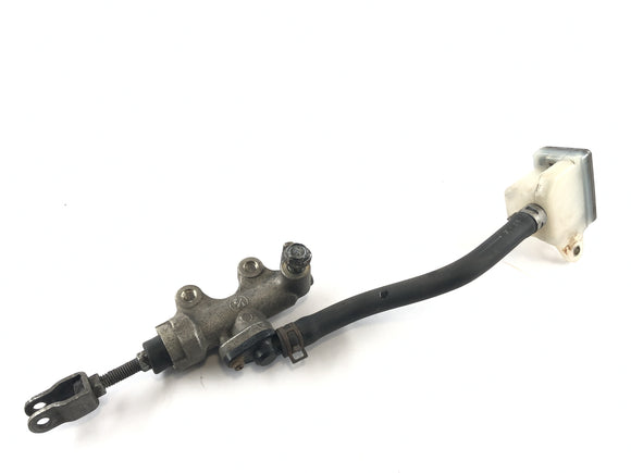 Suzuki Bandit 1200 GV75A [1998] - Jarrupumppu takana