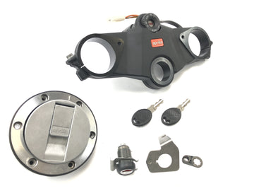 Aprilia RST 1000 FUTURA [2002] - zámečník s vidličkou nad sadou klíče na zapalování zapalovací nádrže