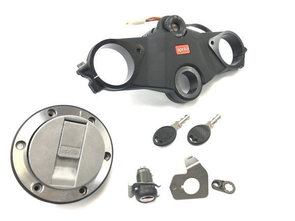 Aprilia RST 1000 Futura [2002] - serrurier avec pont de fourche au-dessus de l'ensemble de touches de couvercle du réservoir de verrouillage d'allumage