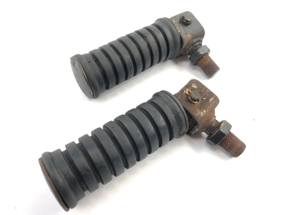 Yamaha XT 550 5Y3 [1982] - dětské nohy vlevo a vpravo