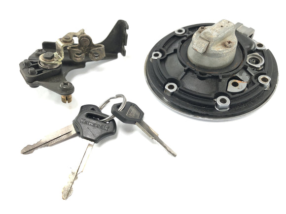 Kawasaki ZR7 ZR750F [1999] - Polttoainekannen polttoainekorkki.