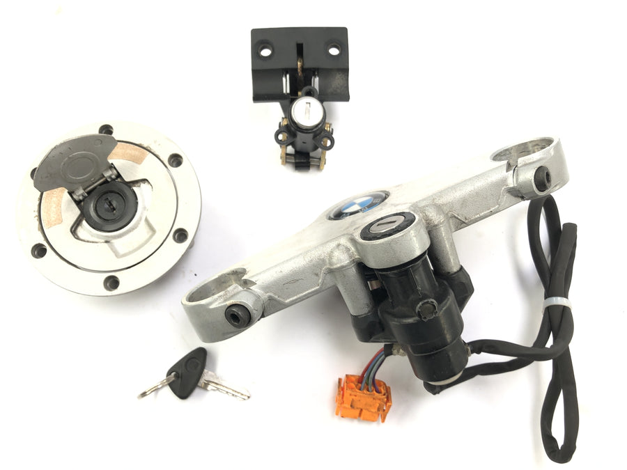 BMW R 1100 S R11S [2005] - Låssmed med gaffelbrygg vid den översta 40 mm tändlåset Tank Lock