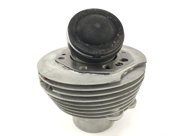 Moto Guzzi V7 Special [1971]  - 右側にピストンが付いたシリンダー