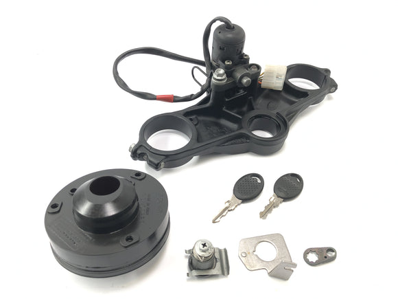 Aprilia RST 1000 Futura [2002] - serrurier avec pont de fourche au-dessus de l'ensemble de touches de couvercle du réservoir de verrouillage d'allumage