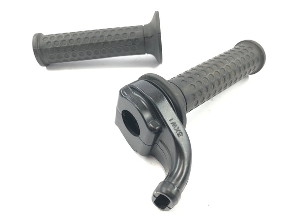 Yamaha GTS 1000 4FV [1997] - Osazení rukojeti plynu s rukojetí řídítek vpravo a vlevo