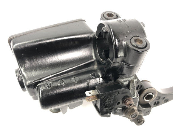 Kawasaki ZX -10 ZXT00B [1990] - brake pump at the front hand brake pump with brake handle