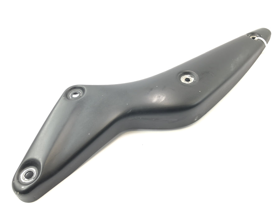 Suzuki VZ 1500 WVCU [2011] - takalokasuojan joustintuen oikea kiinnike takalokasuoja