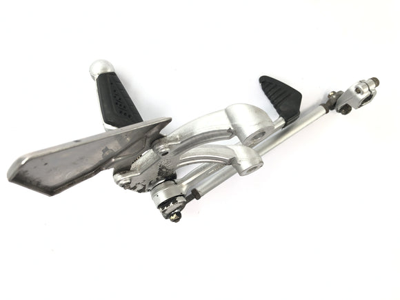 Benelli TNT 1130 [2009] - Førerens venstre fotstøttesystem med girkobling.