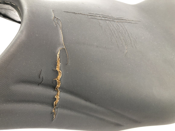 BMW K 1200 S K12S [2004] - Estofamento do banco motorista passageiro preto com defeito de trincas