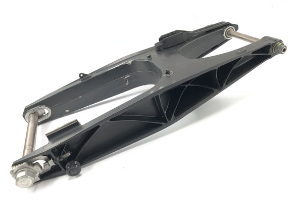 KTM 690 SM Prestige [2007] - Suestando o elemento de balanço do braço de balanço da roda traseira