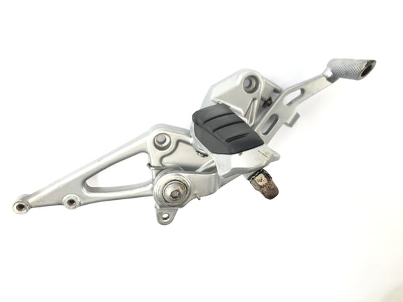 BMW K 1200 GT K12 [2003] - Systém opěrky nohou vpravo s opěrkou nohou řidiče a brzdovým pedálem