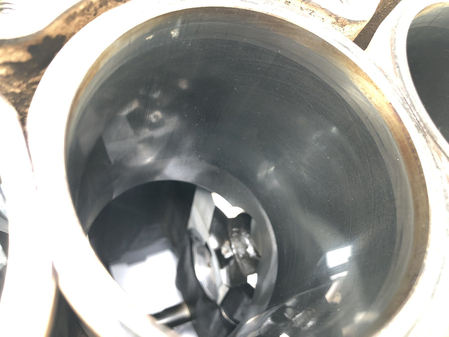 Triumph Speed Triple 1050 515NJ [2007] - Motorblock Leergehäuse mit Kolbensatz