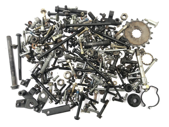 Triumph Daytona 900 T300 [1996] - överblivna delar och skruvar blandat parti