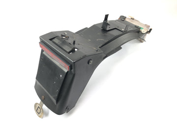 Triumph Daytona 900 T300 [1996] - Takaosan lokasuojan roiskesuojan rekisterikilven pidike