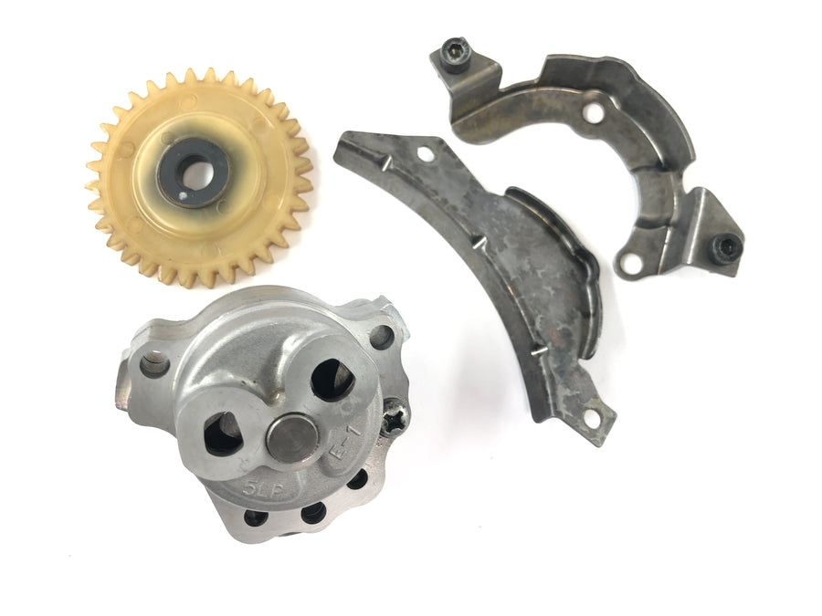Yamaha MT 03 RM02 [2007] - Bomba de óleo Unidade de bomba de óleo com pinhão e suportes