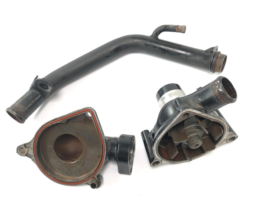 Triumph Daytona 900 T300 [1996] - Bomba de água com tubo de refrigeração