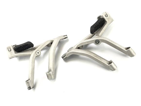 KTM 690 SM Prestige [2007] - Wsporniki podnóżka Pedia po lewej i prawej stronie