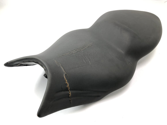 BMW K 1200 S K12S [2004] - Estofamento do banco motorista passageiro preto com defeito de trincas