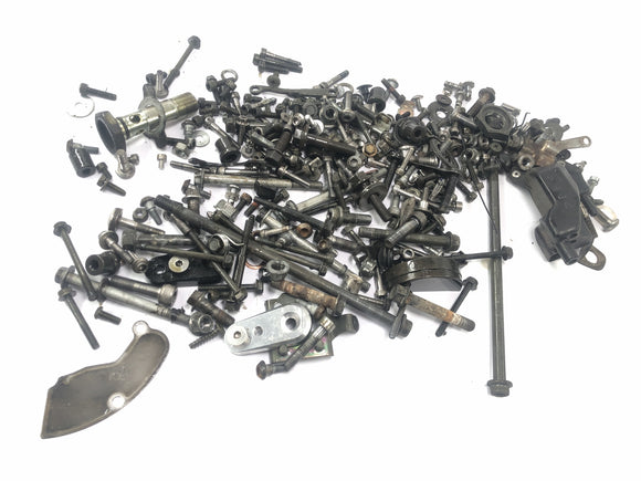 Yamaha YZF R1 RN01 [1998] - Las piezas y tornillos residuales son paquetes