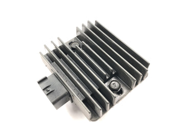 Kawasaki Versys KLE 650 A [2006] - Jännitteensäätimen tasasuuntaajan säädin