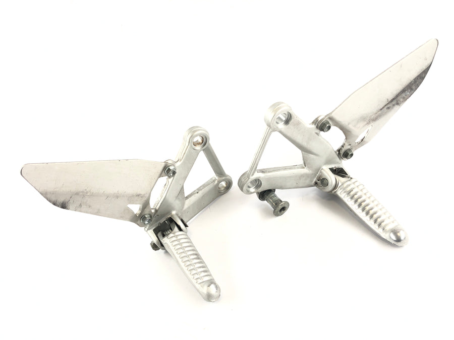 Ducati 1098 S H7 [2009] - förarens fotstöd åt vänster och höger