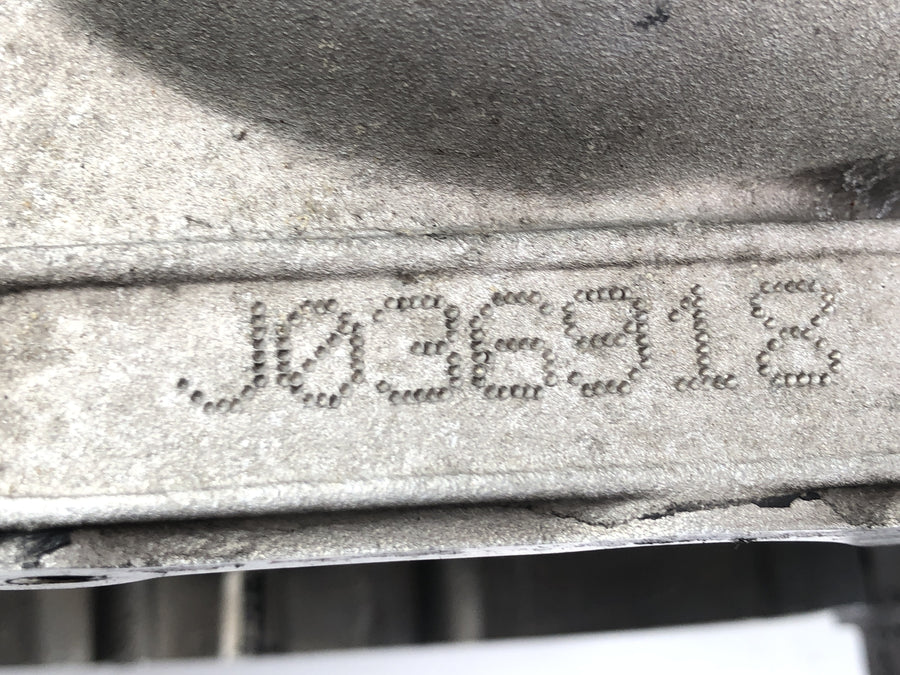 Triumph Thunderbird 900 T309RT [1995] - Moottorilohkon moottorikotelo vuorauksilla ja männillä