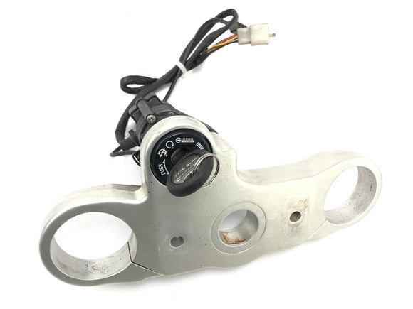 Moto GUZZI STELVIO 1200 4V [2009] - Slotenmaker met tankvergrendeling van de snelheidsmeter en vorkbrug hierboven