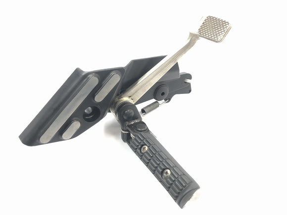 Triumph Daytona 900 T300 [1996] - Sistema de reposapiés derecho con pedal de cambio