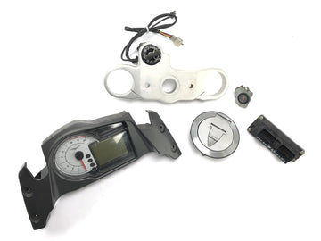 Moto Guzzi Stelvio 1200 4V [2009] - zámečník s tankovým zámkem pro řídicí jednotku rychloměru a vidličkou výše