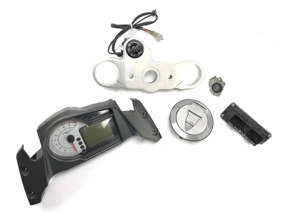 Moto GUZZI STELVIO 1200 4V [2009] - Slotenmaker met tankvergrendeling van de snelheidsmeter en vorkbrug hierboven