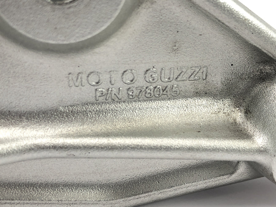 Moto Guzzi Stelvio 1200 8V [2016] - vasen jalkatukijärjestelmä, kuljettajan jalkatuki ja matkustajan jalkatuki kiinnikkeellä