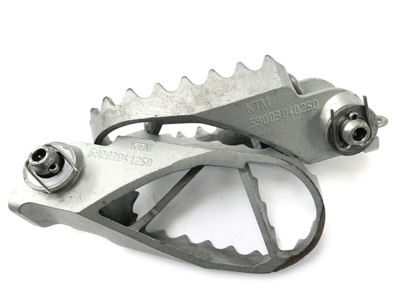 KTM 690 SM Prestige [2007] - подчеркивания водителей на левой и правой