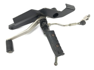 Triumph Daytona 900 T300 [1993] - Footrest po lewej stronie z przełączającą dźwignię dźwigni przełącznika dźwigni zmiany biegów