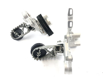 Husqvarna 701 Supermoto [2019] - Rijden met de voetsteun rechts en links met houder - 0