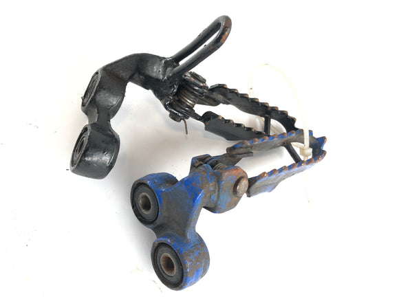 Suzuki DR 750 S SR41B [1988] - Os apoios para os pés do motorista à direita e à esquerda