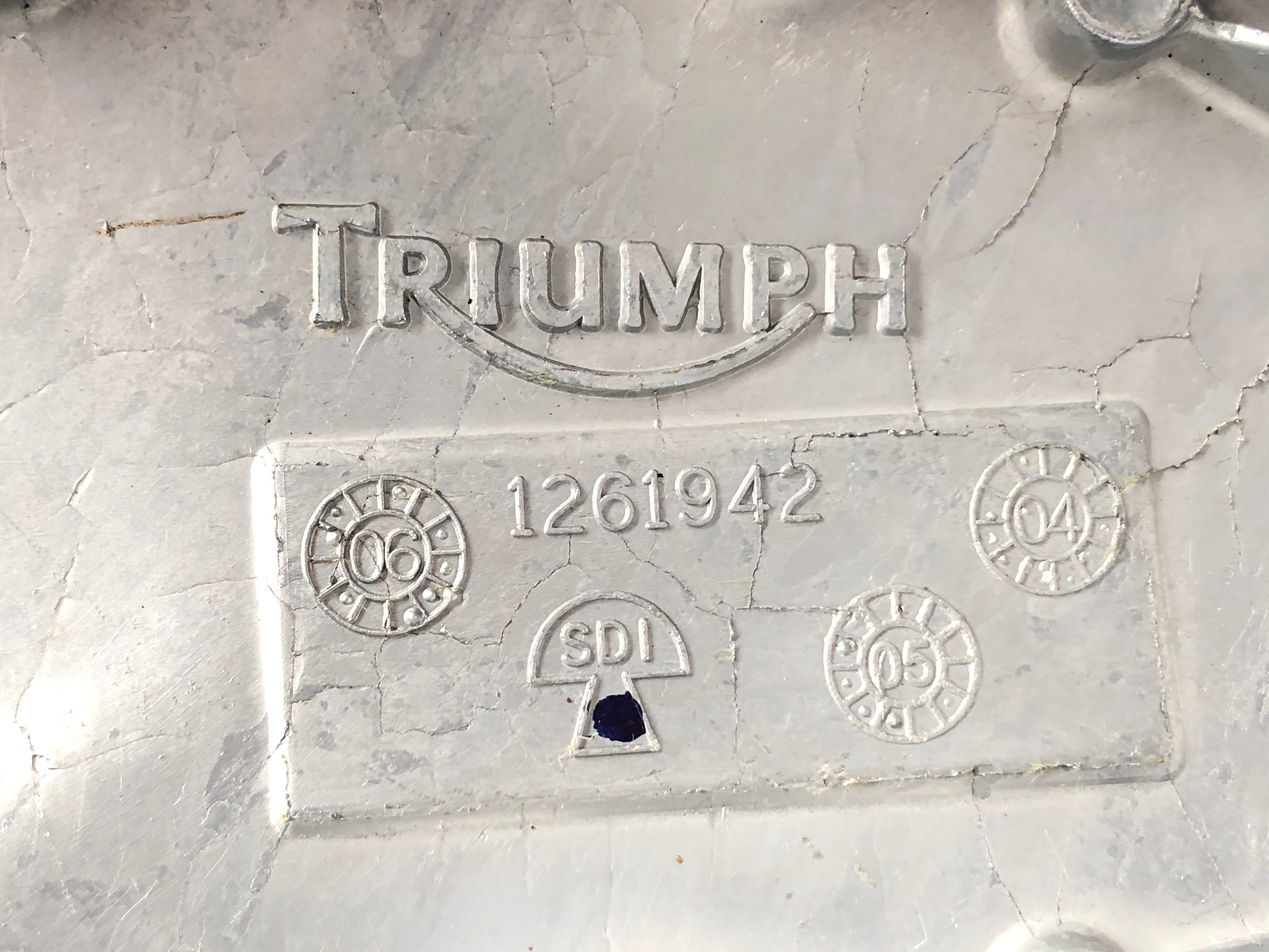 Triumph Thruxton 900 [2004] - sprocket cover engine cover