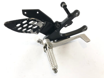 ヤマハYZF R1 RN12 [2005]  - ホルダーとブレーキペダルを備えた右側のフットレスト