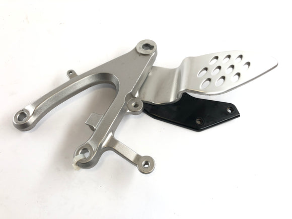 Yamaha YZF R1 RN12 [2005] - Держатель подножия справа