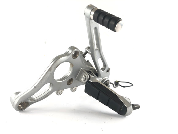 BMW R 1150 R R21 [2002] - Kuljettajan jalkatuki oikealla jarruvivulla