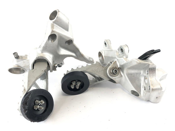 Husqvarna 701 Supermoto [2019]  - ホルダーで右と左のフットレストを運転する