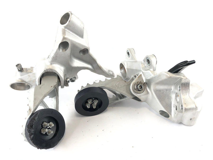 Husqvarna 701 Supermoto [2019] - Körande fotstöd till höger och vänster med hållare