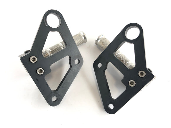 Ducati 888 Strada [1993] - reposapiés pediátricos con un soporte a la izquierda y a la derecha