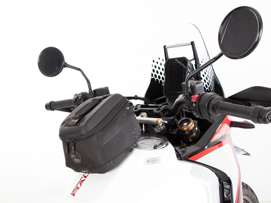 Ducati DesertX [2022-2025] - Tankring Basic inkl. Gegenstück Tankrucksack Nahaufnahme