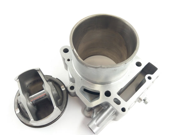 Apryia RSV 1000 Tuono RP [2005]  - ピストン付きのシリンダー