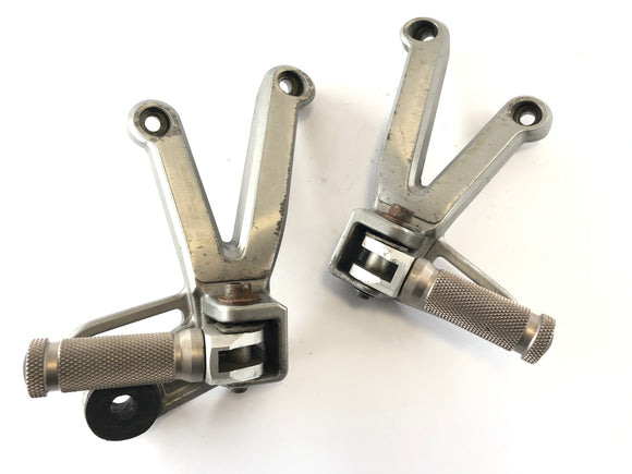 Suzuki Bandit GSF 1200 S WVA9 [2001] - Fodstøtter af fodbold med en indehaver til højre og venstre