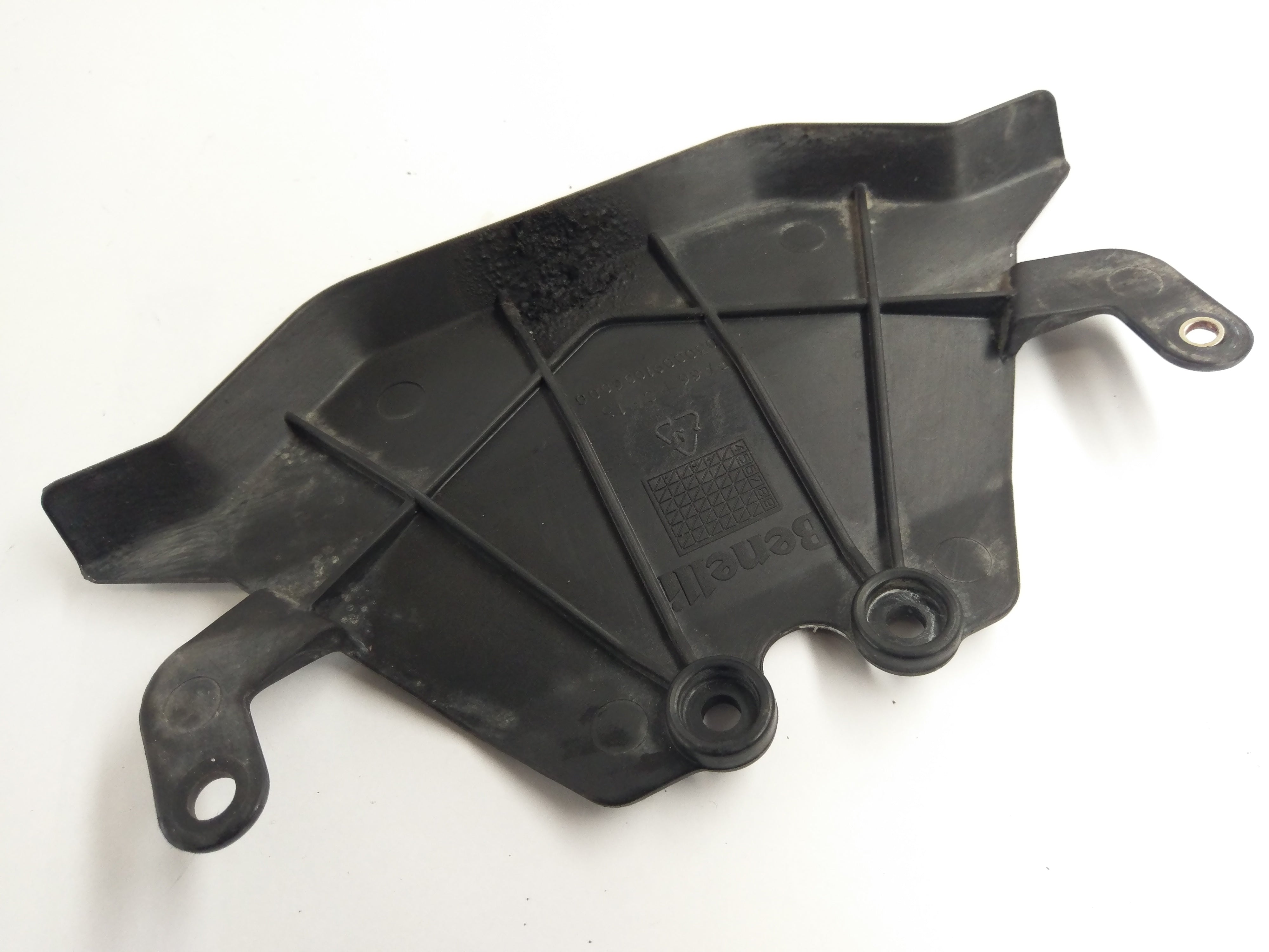 Benelli TNT 1130 Sport [2002] - Lower triple clamp cover