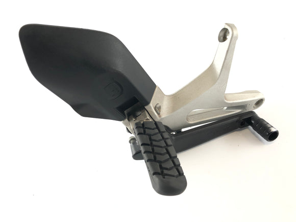 Husqvarna 701 Vitpilen [2018] - förarens fotran höger med hållare och bromspedal